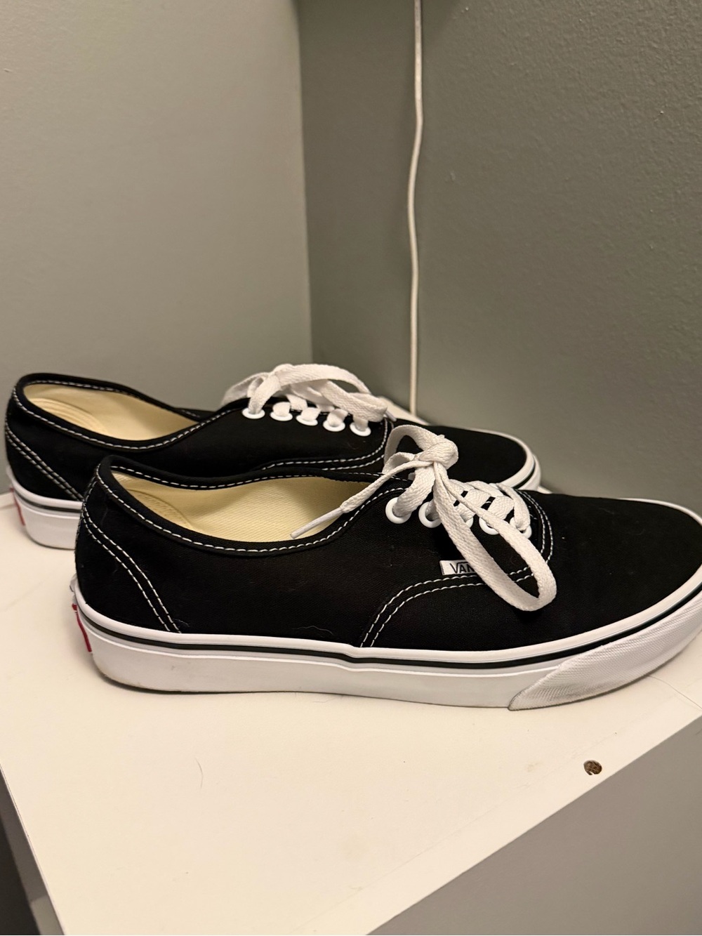 Women’s classic vans low rise size 8 black and white like NWOT
